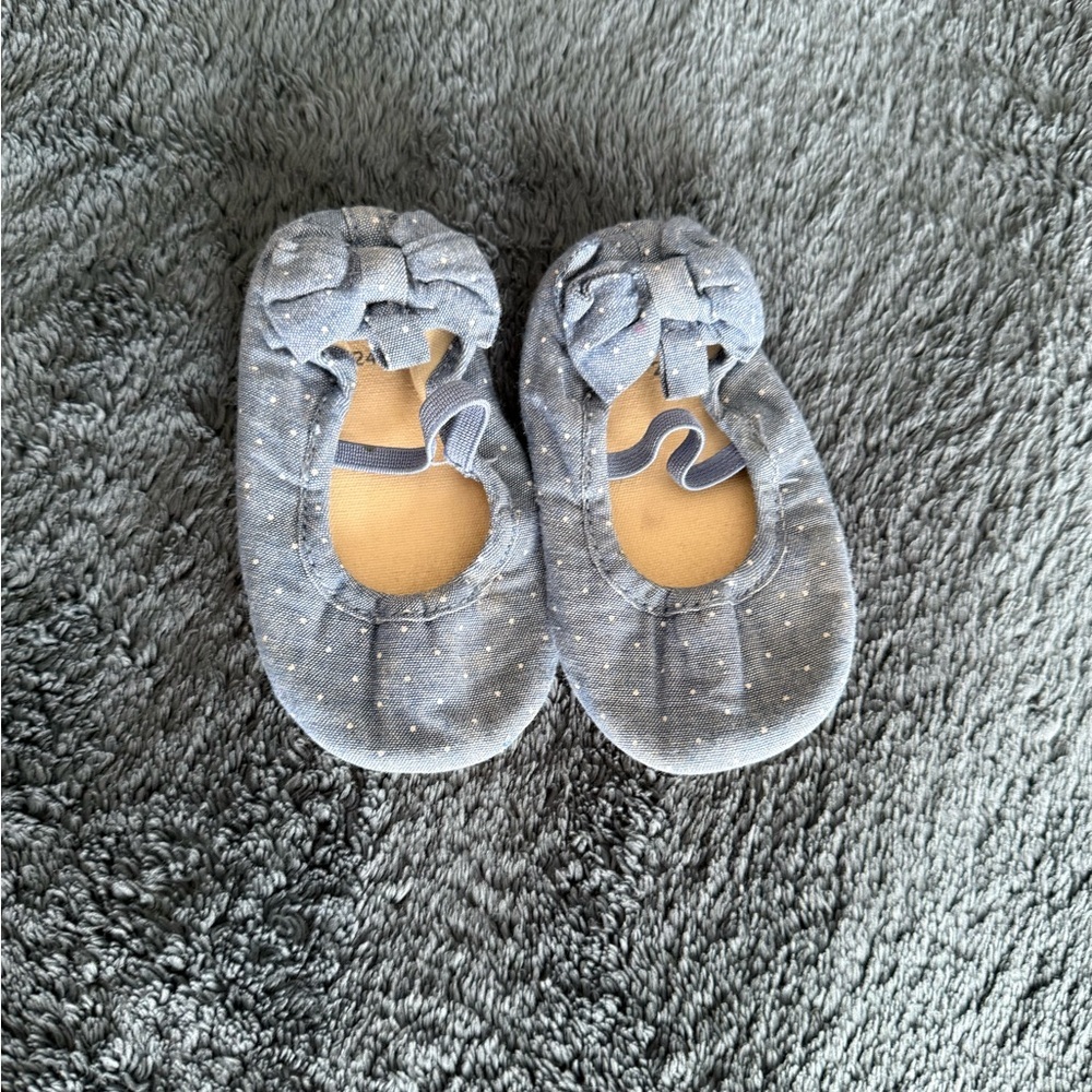 Baby Gap bow baby slippers blue and white polka dots 18-24 months